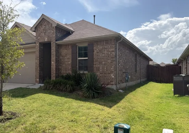 Photo 3 of Single family home for sale at 549 Bronze Cir, Springtown, TX 76082 | MLS# 21343100 | Listing updated on 2026-09-15