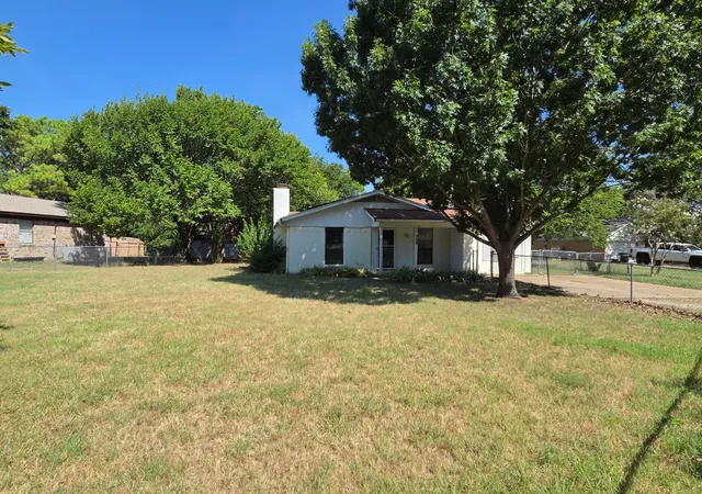 Photo 1 of Sale Pending at 329 Walnut Ave, Azle, TX 76020 | MLS# 21342473 | Listing updated on 2026-08-08