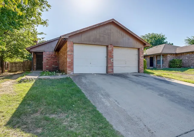 Photo 3 of Multi family home for sale at 6725 Glenbrook Ln, Fort Worth, TX 76133 | MLS# 21324269 | Listing updated on 2026-08-21