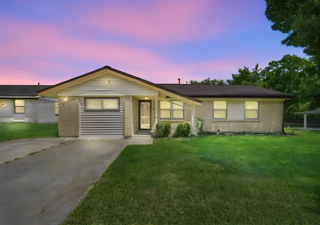 Photo 1 of Single family home for sale at 702 Phillips Dr, Ennis, TX 75119 | MLS# 21342166 | Listing updated on 2026-08-31