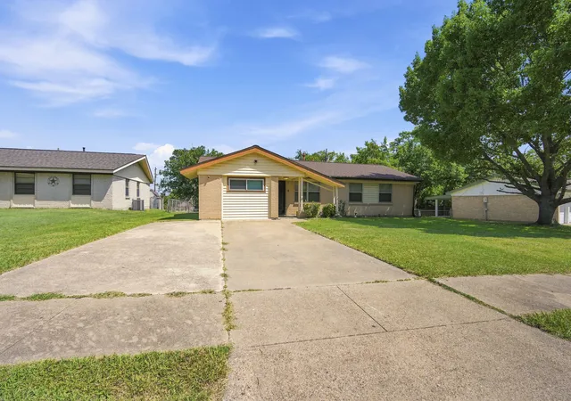 Photo 2 of Single family home for sale at 702 Phillips Dr, Ennis, TX 75119 | MLS# 21342166 | Listing updated on 2026-08-31