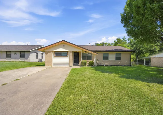 Photo 3 of Single family home for sale at 702 Phillips Dr, Ennis, TX 75119 | MLS# 21342166 | Listing updated on 2026-08-31