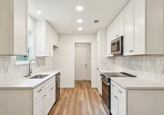 Photo 2 of Sale Pending at 3529 Kelvin Ave, Fort Worth, TX 76133 | MLS# 21343359 | Listing updated on 2026-08-25