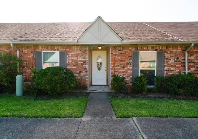 Photo 1 of Sale Pending at 27 W Townhouse Ln, Grand Prairie, TX 75052 | MLS# 21342797 | Listing updated on 2026-08-20