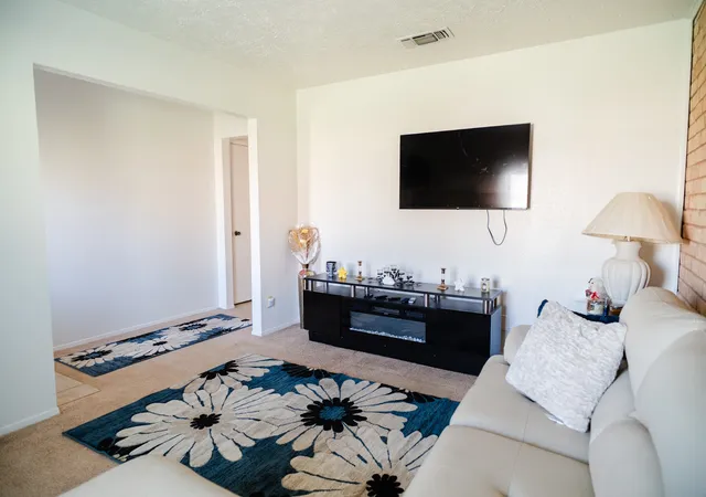 Photo 3 of Sale Pending at 27 W Townhouse Ln, Grand Prairie, TX 75052 | MLS# 21342797 | Listing updated on 2026-08-20