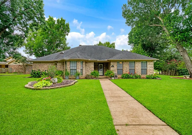 Photo 1 of Single family home for sale at 940 Brandyn Pl, Paris, TX 75462 | MLS# 21342212 | Listing updated on 2026-08-29