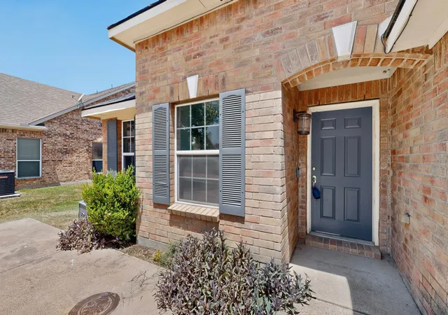 Photo 3 of Single family home for sale at 109 Harvest Hill Ln, Red Oak, TX 75154 | MLS# 21343073 | Listing updated on 2026-08-31