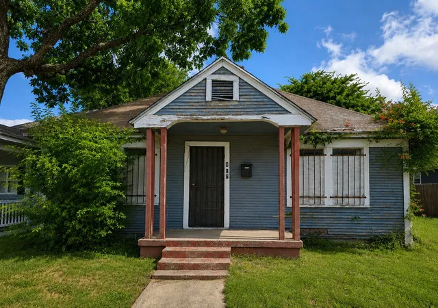 Photo 1 of Single family home for sale at 917 E Pulaski St, Fort Worth, TX 76104 | MLS# 21341128 | Listing updated on 2026-09-15