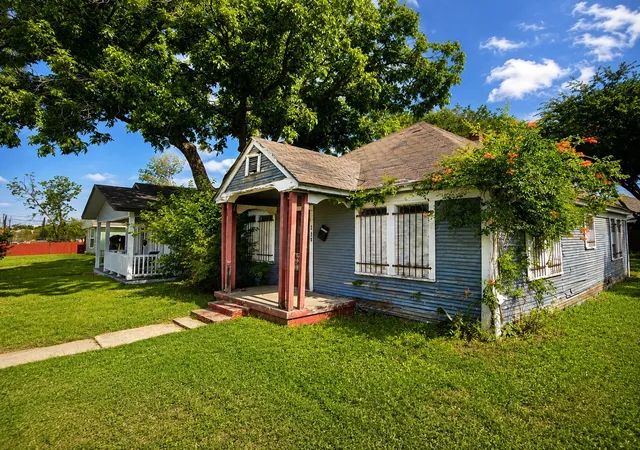 Photo 2 of Single family home for sale at 917 E Pulaski St, Fort Worth, TX 76104 | MLS# 21341128 | Listing updated on 2026-09-15
