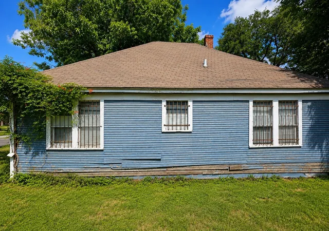 Photo 3 of Single family home for sale at 917 E Pulaski St, Fort Worth, TX 76104 | MLS# 21341128 | Listing updated on 2026-09-15