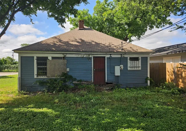 Photo 3 of Single family home for sale at 917 E Pulaski St, Fort Worth, TX 76104 | MLS# 21341128 | Listing updated on 2026-09-15
