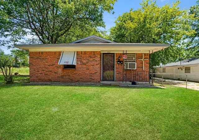 Photo 1 of Sale Pending at 202 4th St Nw, Paris, TX 75460 | MLS# 21342614 | Listing updated on 2026-09-05