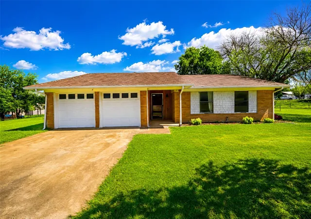 Photo 2 of Single family home for sale at 2102 Hill Top Cir, Weatherford, TX 76085 | MLS# 21343955 | Listing updated on 2026-10-06