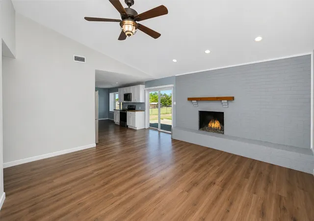 Photo 4 of Single family home for sale at 2102 Hill Top Cir, Weatherford, TX 76085 | MLS# 21343955 | Listing updated on 2026-10-06