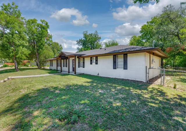 Photo 2 of Single family home for sale at 3000 Old Robinson Rd, Waco, TX 76706 | MLS# 21343772 | Listing updated on 2026-08-23