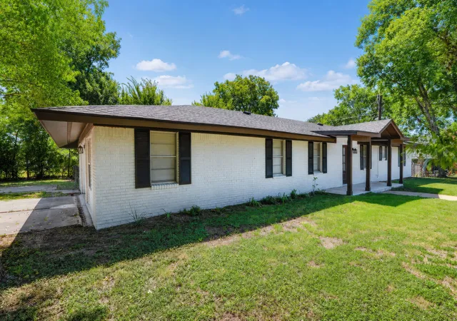 Photo 3 of Single family home for sale at 3000 Old Robinson Rd, Waco, TX 76706 | MLS# 21343772 | Listing updated on 2026-08-23