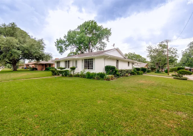 Photo 2 of Single family home for sale at 5319 Urban Crest Rd, Dallas, TX 75227 | MLS# 21310387 | Listing updated on 2026-08-28