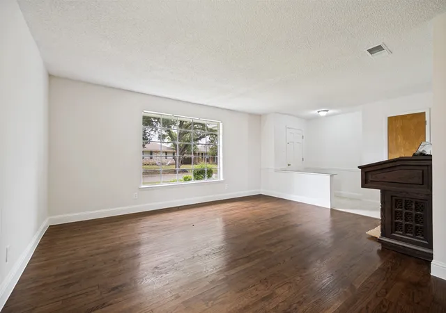 Photo 3 of Single family home for sale at 5319 Urban Crest Rd, Dallas, TX 75227 | MLS# 21310387 | Listing updated on 2026-08-28
