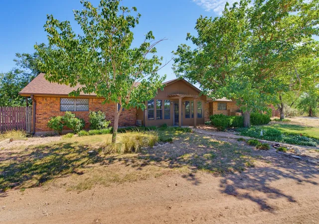 Photo 2 of Single family home for sale at 727 Key Ln, Abilene, TX 79602 | MLS# 21344001 | Listing updated on 2026-08-30