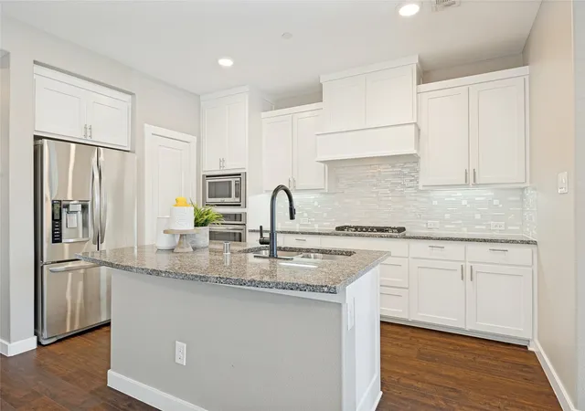 Photo 2 of Townhouse for sale at 424 Texas Dr, Plano, TX 75075 | MLS# 21343804 | Listing updated on 2026-08-27