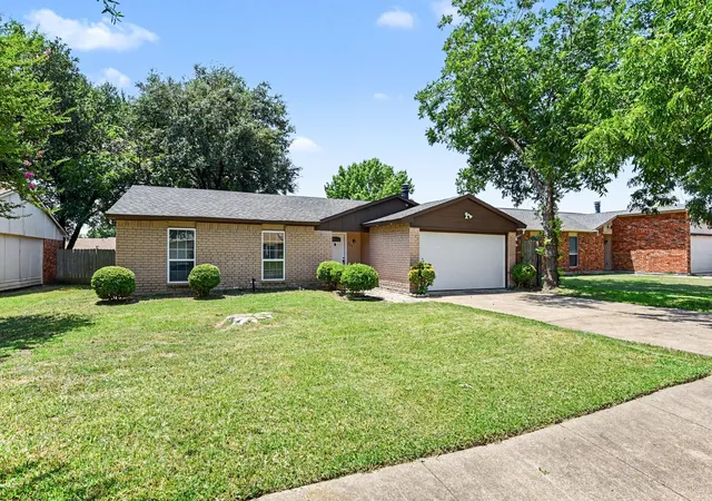 Photo 2 of Single family home for sale at 224 Rockcrest Dr, Mesquite, TX 75150 | MLS# 21343235 | Listing updated on 2026-08-27