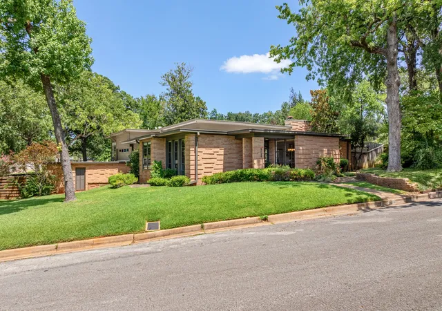 Photo 3 of Single family home for sale at 2806 S Keaton Ave, Tyler, TX 75701 | MLS# 21344277 | Listing updated on 2026-08-03