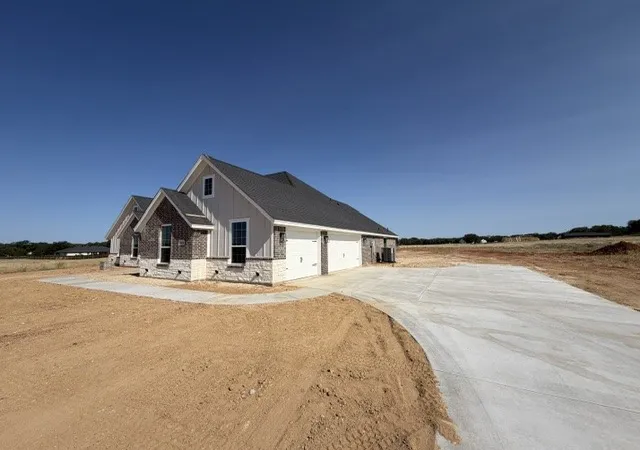Photo 2 of Sale Pending at 1031 Colt Rd, Springtown, TX 76082 | MLS# 21344363 | Listing updated on 2026-08-19