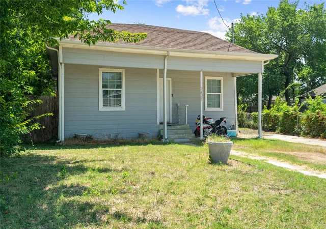 Photo 1 of Single family home for sale at 2421 Langston St, Fort Worth, TX 76105 | MLS# 21340446 | Listing updated on 2026-08-04