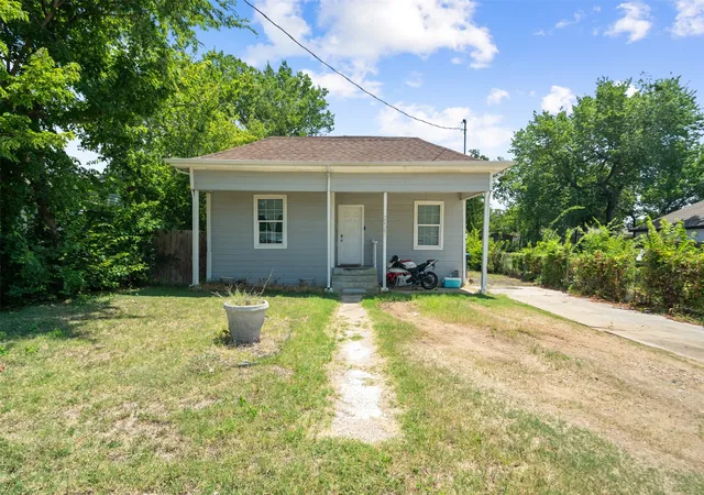 Photo 2 of Single family home for sale at 2421 Langston St, Fort Worth, TX 76105 | MLS# 21340446 | Listing updated on 2026-08-04