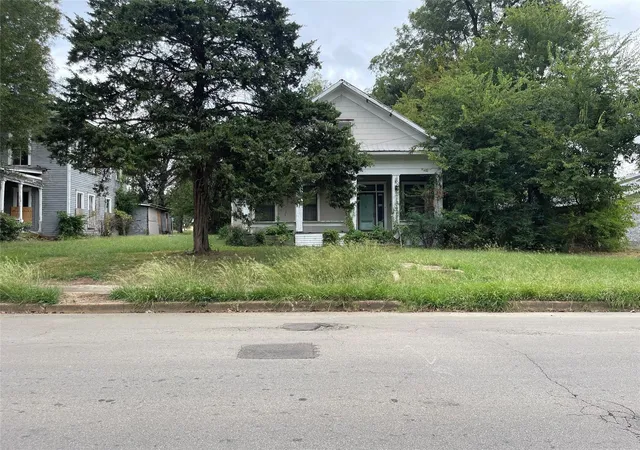 Photo 1 of Sale Pending at 317 Se 6th, Paris, TX 75460 | MLS# 21344485 | Listing updated on 2026-08-20