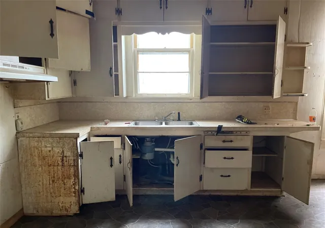 Photo 3 of Sale Pending at 317 Se 6Th, Paris, TX 75460 | MLS# 21344485 | Listing updated on 2026-08-20