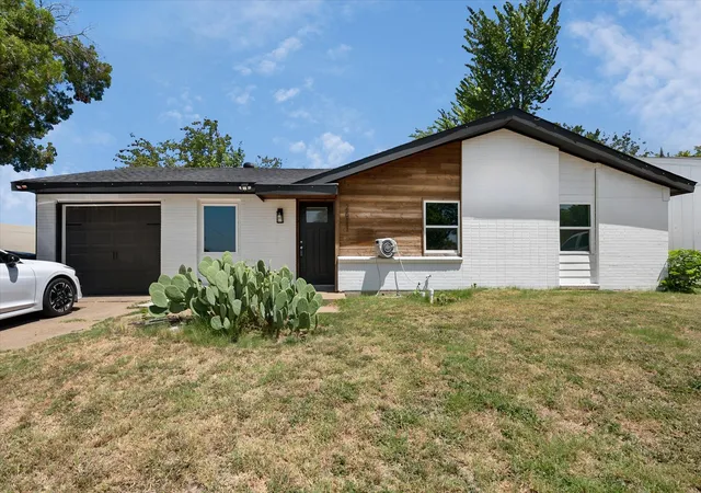 Photo 2 of Single family home for sale at 2611 Hardy Pl, Arlington, TX 76010 | MLS# 21344556 | Listing updated on 2026-08-18