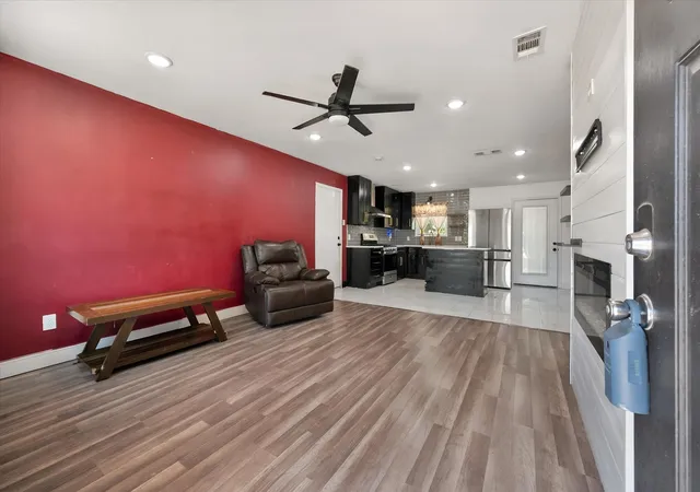 Photo 4 of Single family home for sale at 2611 Hardy Pl, Arlington, TX 76010 | MLS# 21344556 | Listing updated on 2026-08-18