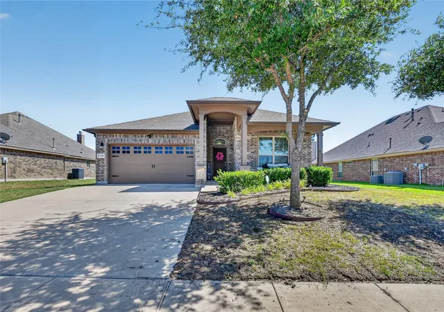 Photo 3 of Single family home for sale at 1118 Crest Ridge Dr, Red Oak, TX 75154 | MLS# 21344624 | Listing updated on 2026-10-09