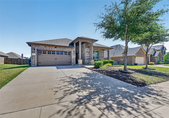 Photo 3 of Single family home for sale at 1118 Crest Ridge Dr, Red Oak, TX 75154 | MLS# 21344624 | Listing updated on 2026-10-09
