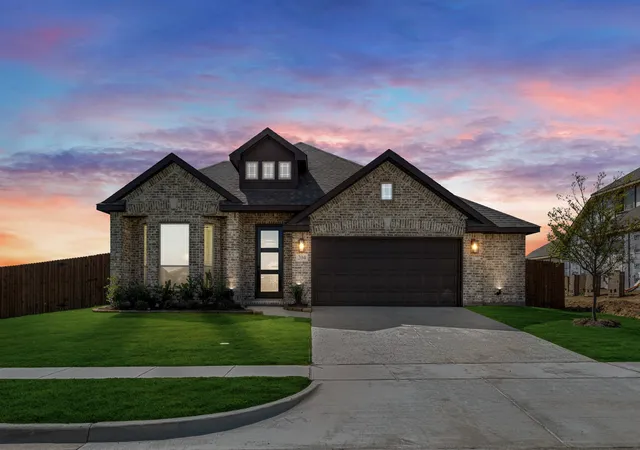 Photo 2 of Sale Pending at 204 Fireberry Dr, Glenn Heights, TX 75154 | MLS# 21340950 | Listing updated on 2026-10-05