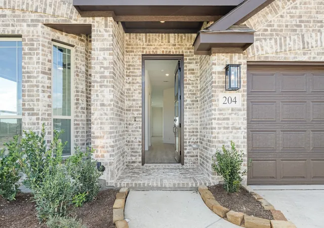Photo 3 of Sale Pending at 204 Fireberry Dr, Glenn Heights, TX 75154 | MLS# 21340950 | Listing updated on 2026-10-05