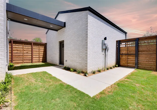 Photo 4 of Single family home for sale at 3313 Walchard Ct, Dallas, TX 75229 | MLS# 21344761 | Listing updated on 2026-08-18