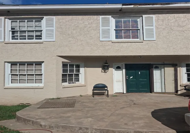 Photo 1 of Sale Pending at 1512 Crescent Dr, Tyler, TX 75702 | MLS# 21343562 | Listing updated on 2026-09-28