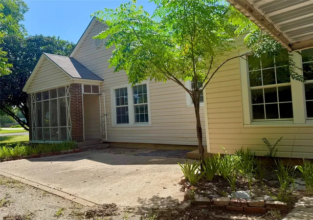 Photo 2 of Single family home for sale at 2700 Elizabeth Dr, Brownwood, TX 76801 | MLS# 21344903 | Listing updated on 2026-10-01
