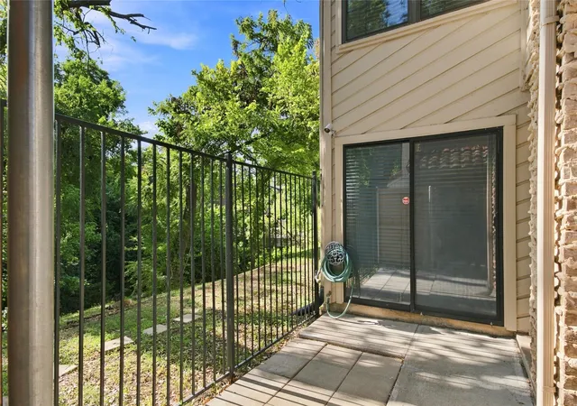 Listing Photo 2 - Condo for sale in building located at 895 Dublin Dr, Richardson, TX 75080 - Unit #4