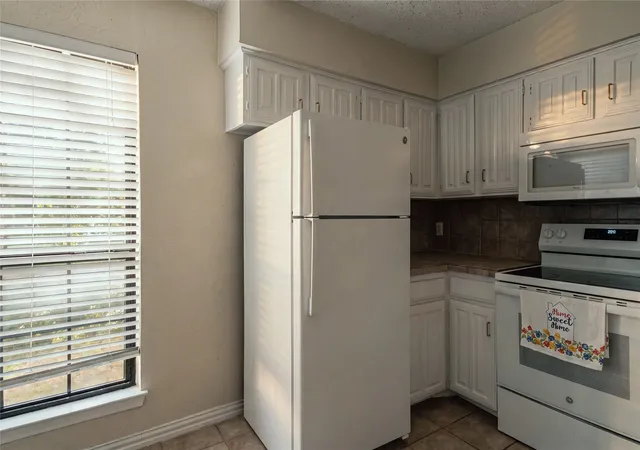 Listing Photo 3 - Condo for sale in building located at 895 Dublin Dr, Richardson, TX 75080 - Unit #4