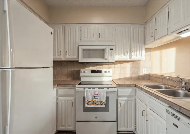 Listing Photo 4 - Condo for sale in building located at 895 Dublin Dr, Richardson, TX 75080 - Unit #4