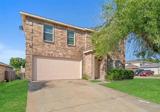 Photo 2 of Single family home for sale at 5437 New Castleton Ln, Fort Worth, TX 76135 | MLS# 21342393 | Listing updated on 2026-08-12
