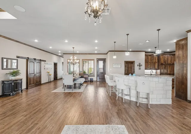 2nd image of 2009 Lakeshore Dr, Cleburne, TX 76033 | MLS# 21244854