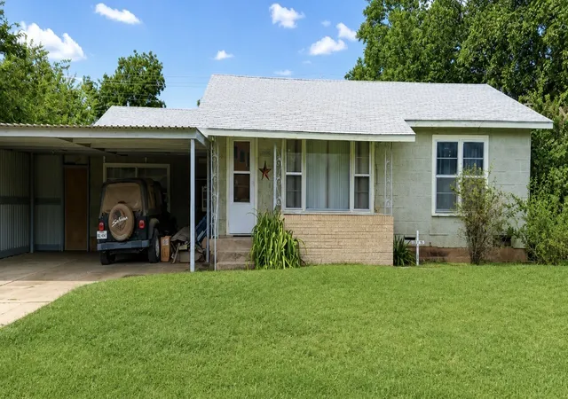 Photo 1 of Single family home for sale at 1008 W Elm St, Olney, TX 76374 | MLS# 21342449 | Listing updated on 2026-09-03