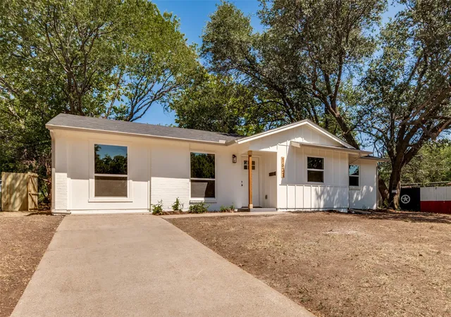Photo 2 of Sale Pending at 1631 Western Park Ct, Dallas, TX 75211 | MLS# 21345183 | Listing updated on 2026-08-16