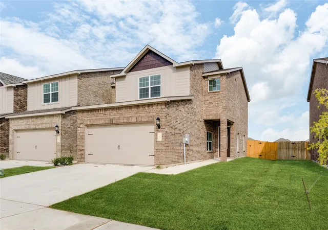 Townhouse for sale at 462 Boyd Rd, Pilot Point, TX 76258 | MLS# 21345401