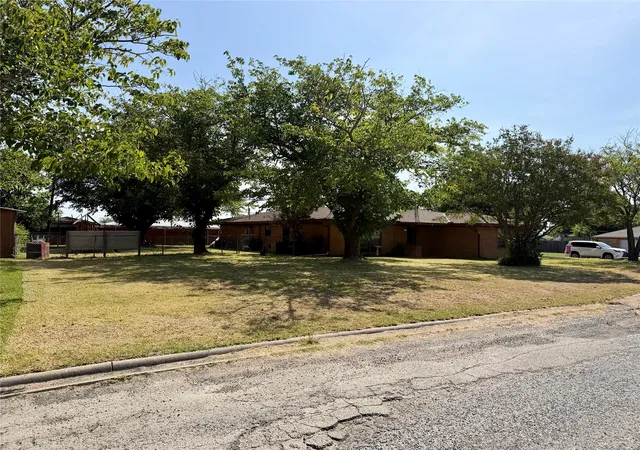 2nd image of 1599 Anthony St, Kaufman, TX 75142 | MLS# 21341447