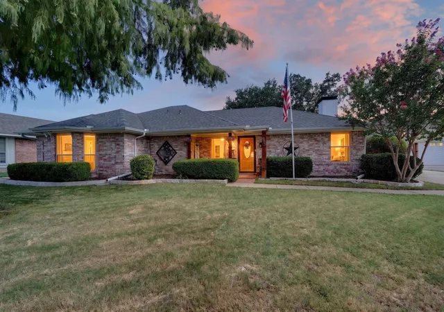 Photo 2 of Sale Pending at 403 Sunset Dr, Crandall, TX 75114 | MLS# 21343058 | Listing updated on 2026-08-31
